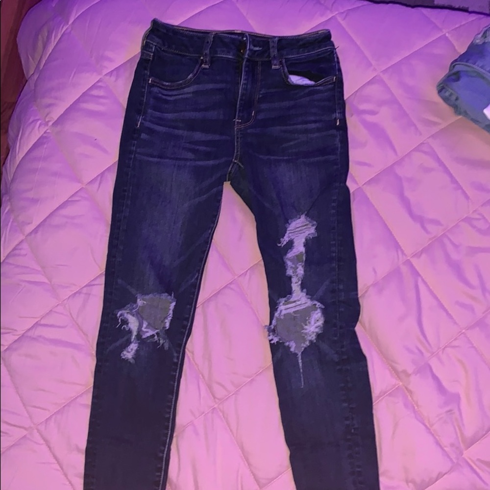AMERICAN EAGLE RIPPED DARK JEANS